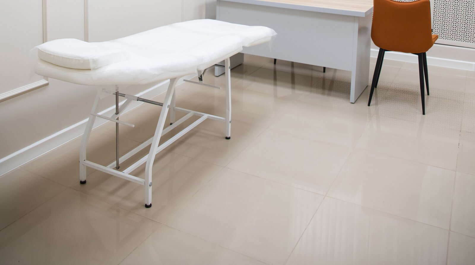 Klassische Physiotherapie im Behandlungsraum